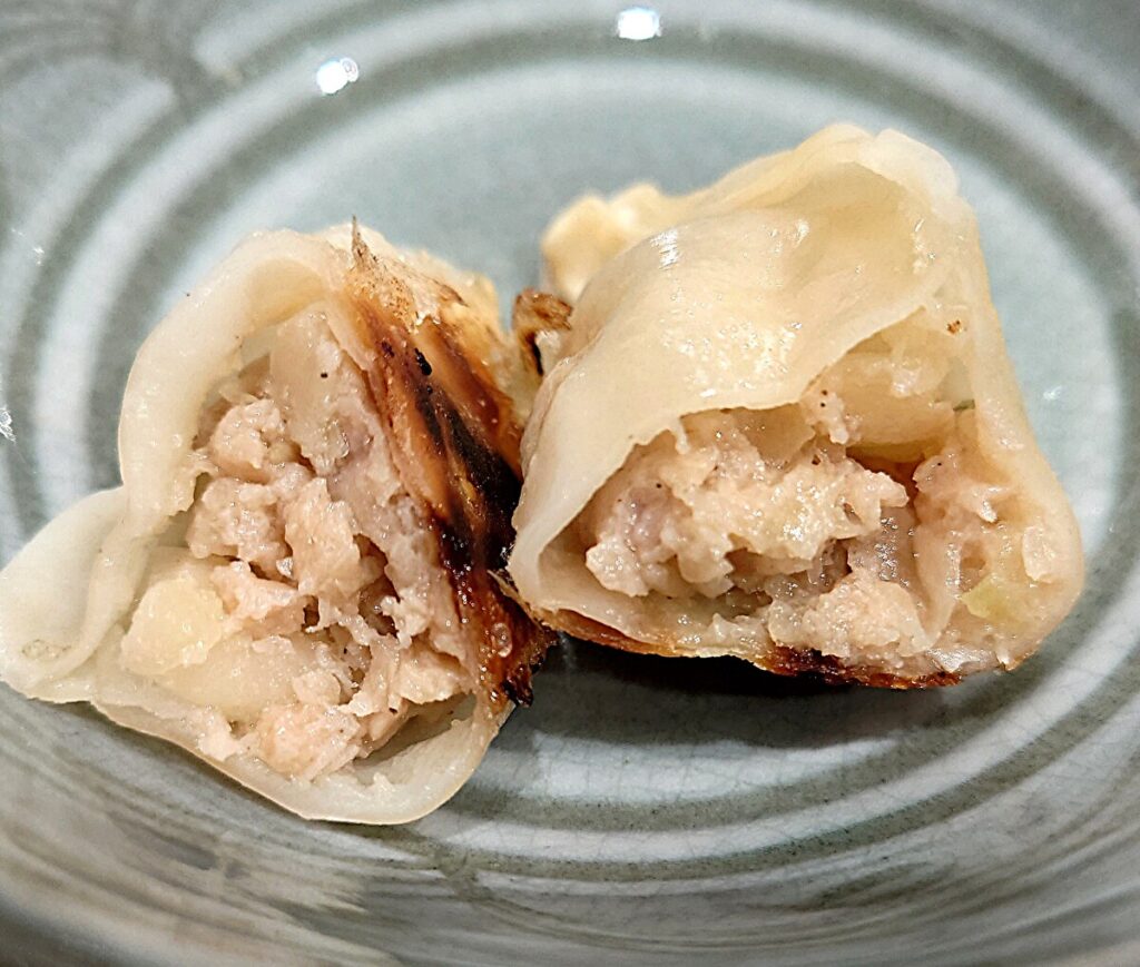 業務スーパー 冷凍 豚肉餃子 出来上がりを半分にカットした写真