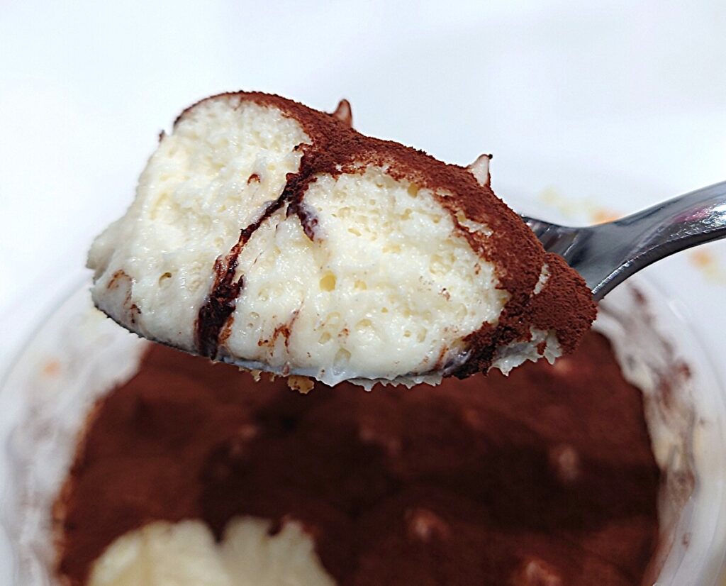 業務スーパー 冷凍 菓子類 ティラミス スプーンですくった写真