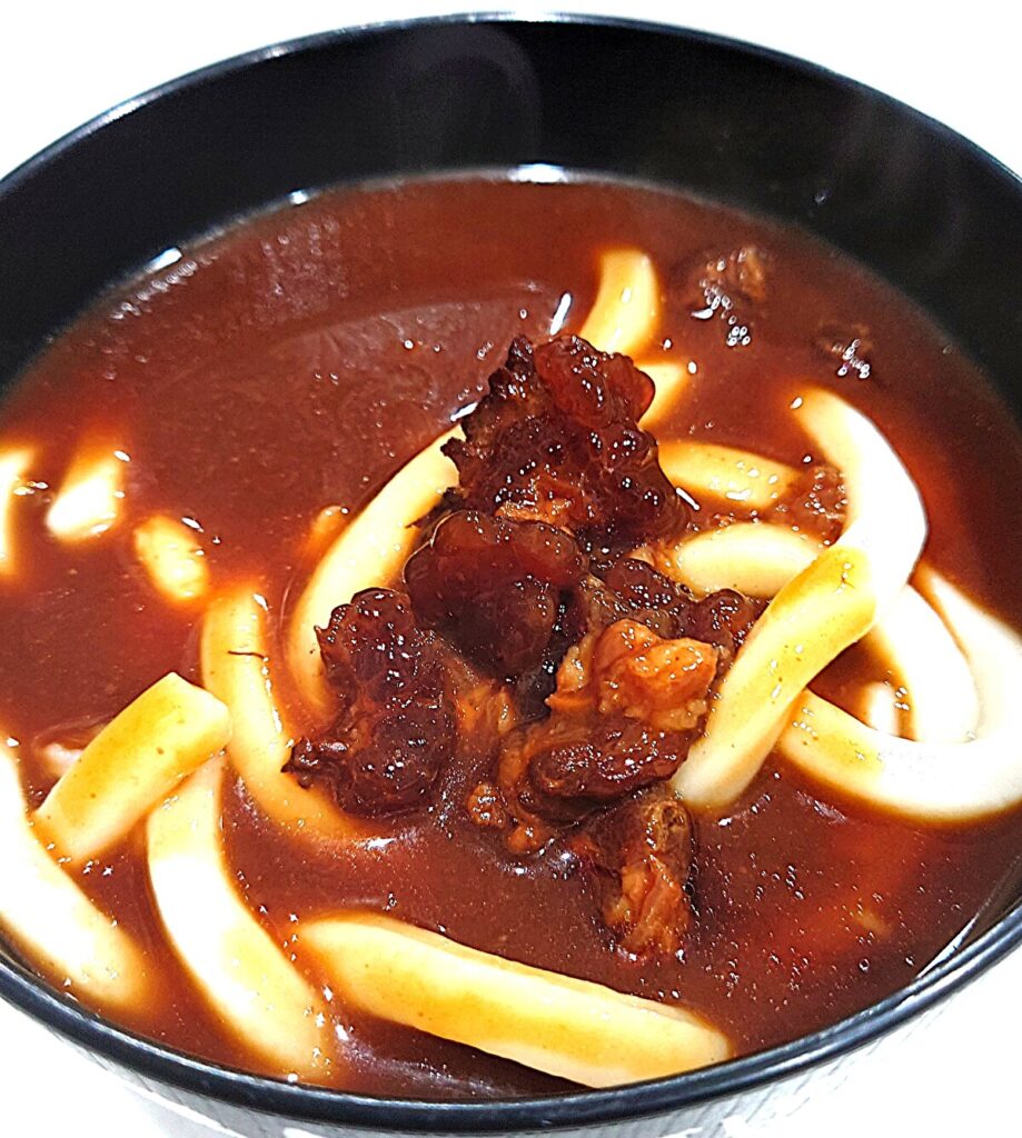 業務スーパー レトルト食品 牛スジ 味噌煮込みうどん 盛り付け例