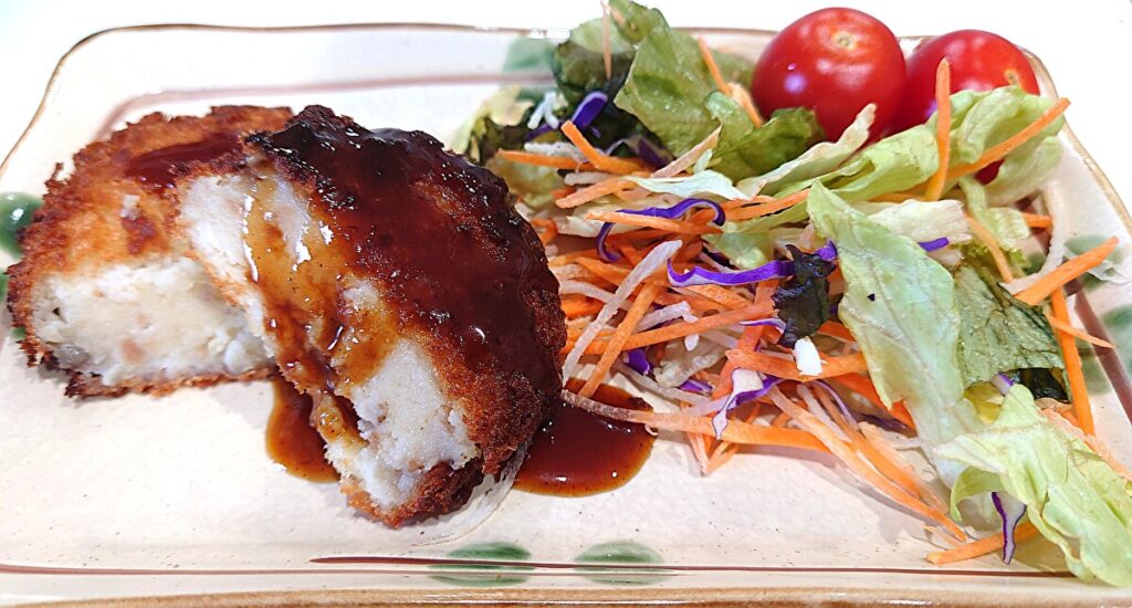 業務スーパー 調味料 オリバー中濃ソース コロッケにかけた写真