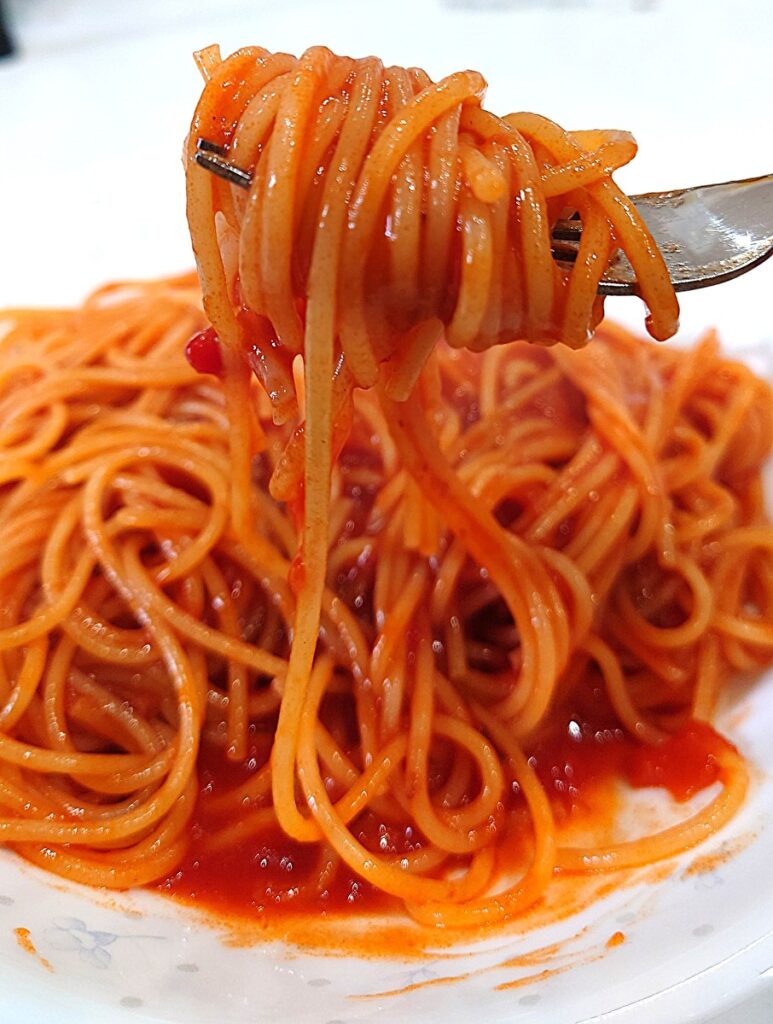 業務スーパー レトルト 大盛りナポリタン 調理例 フォークで掬いあげたところ