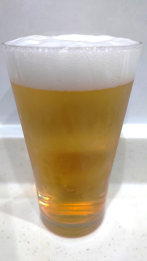業務スーパー ノンアルコールビール Bargbrau (バーグブラウ) コップに注いだところ