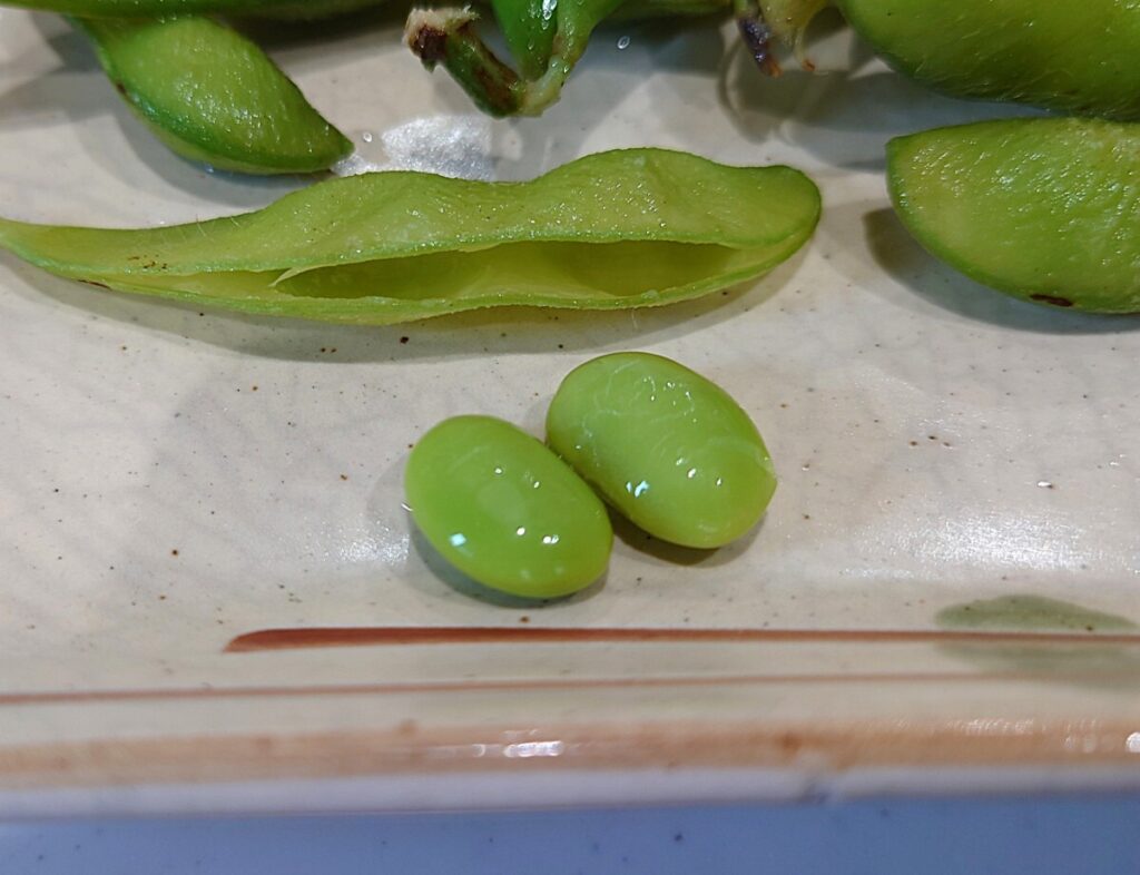 業務スーパー 冷凍 塩味 えだまめ（枝豆） 鞘の中2
