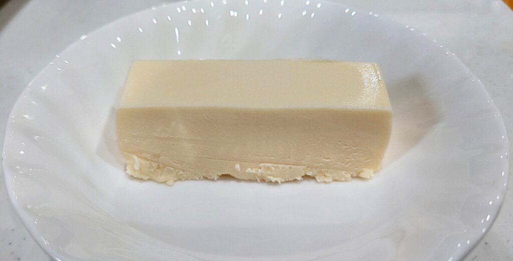 業務スーパー 冷凍 リッチチーズケーキ カットしたところ