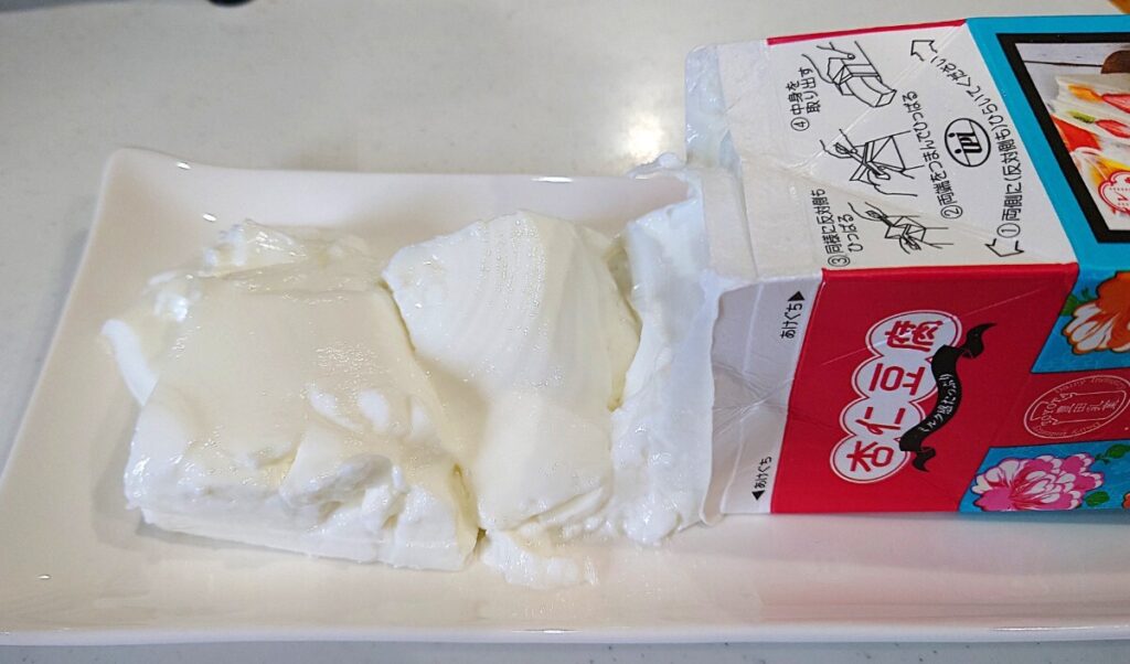 業務スーパー 牛乳パックスイーツ 杏仁豆腐 中身を取り出すところ