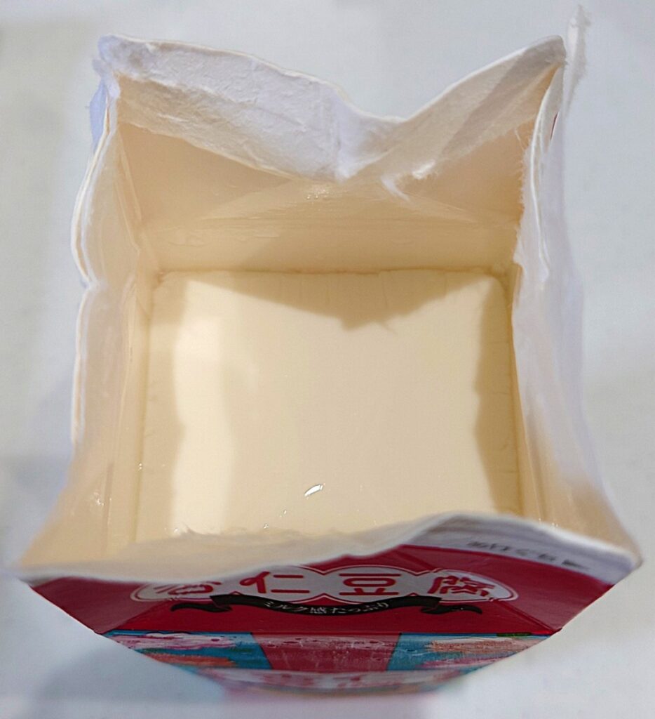 業務スーパー 牛乳パックスイーツ 杏仁豆腐 開封したところ