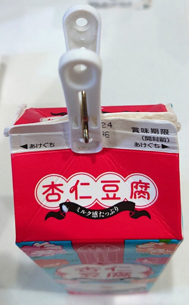 業務スーパー 牛乳パックスイーツ 杏仁豆腐 実食 パックの口を留める