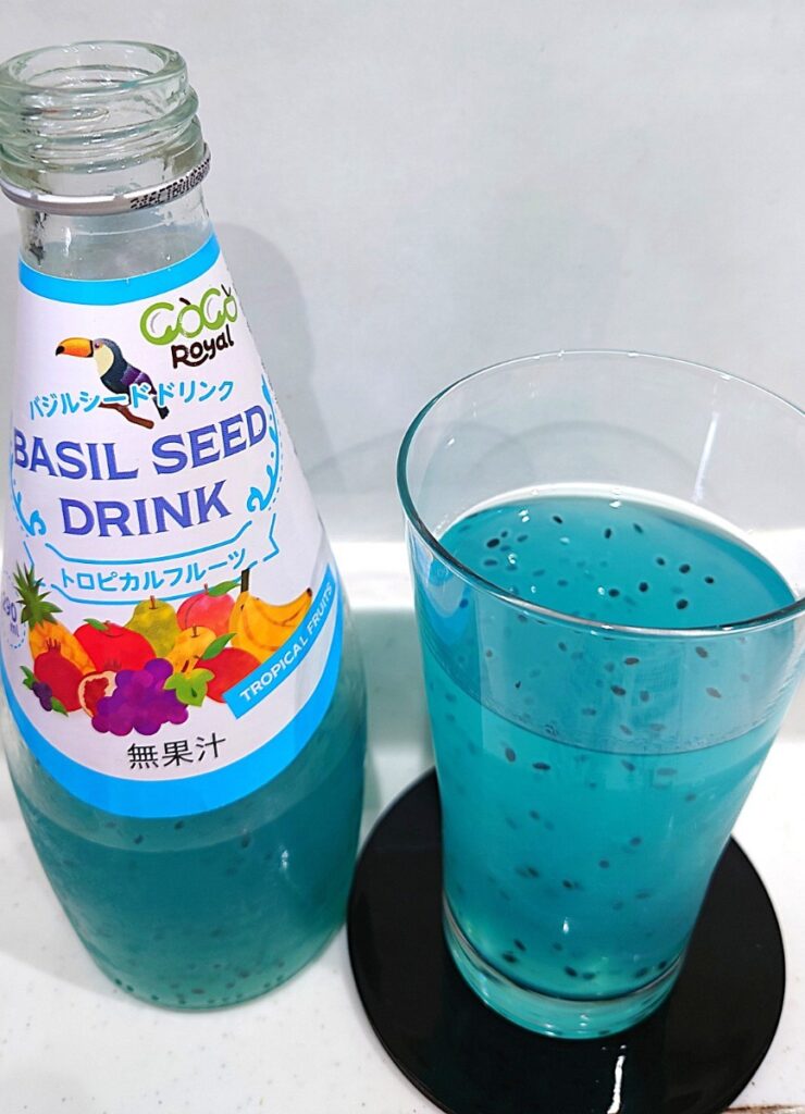 業務スーパー バジルシードドリンク トロピカル フルーツ コップに注いだところ。