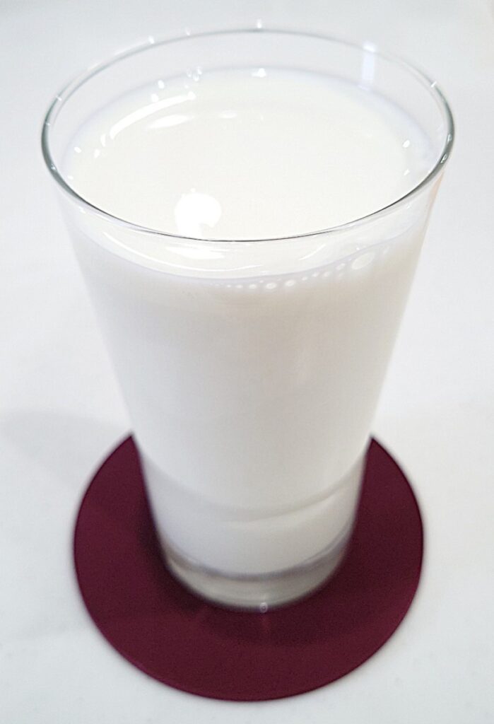 業務スーパー マジックミルク ストロベリー 牛乳200mLをコップに注ぐ