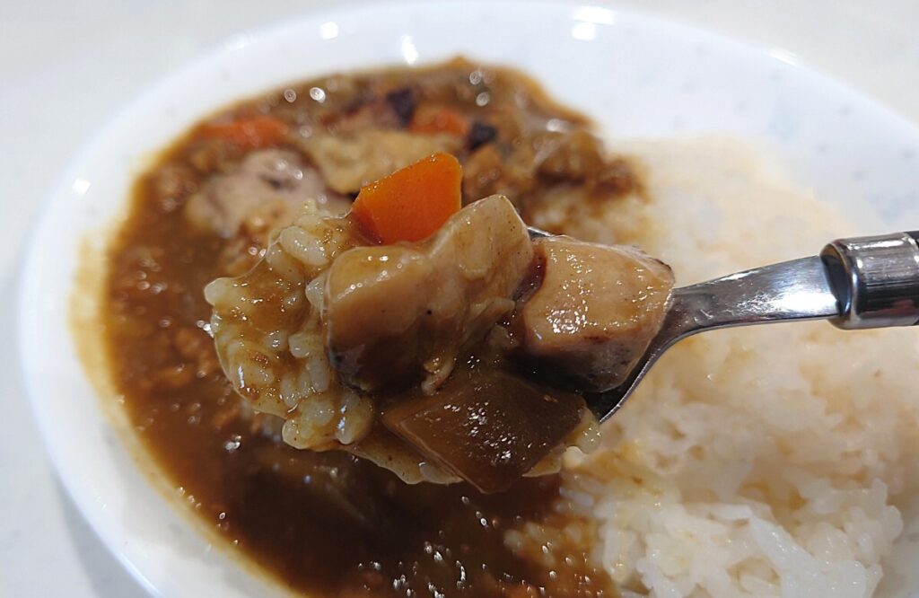 業務スーパー 冷凍 備長炭 串なし 焼き鳥 もも カレー スプーンですくったイメージ