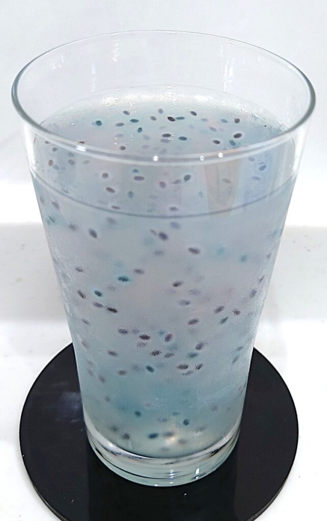業務スーパー バジルシードドリンク ライチ トロピカル フルーツ ミックス かき混ぜたところ。