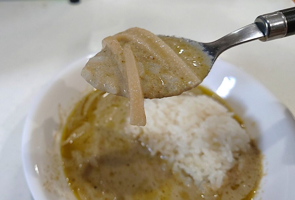 業務スーパー グリーンカレー 缶 スプーンですくったところ。