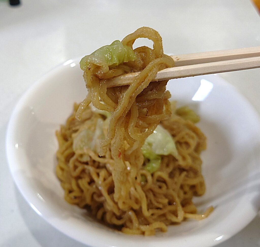 業務スーパー グリーンカレー 缶 やきそば カレーが絡んだモチモチ麺