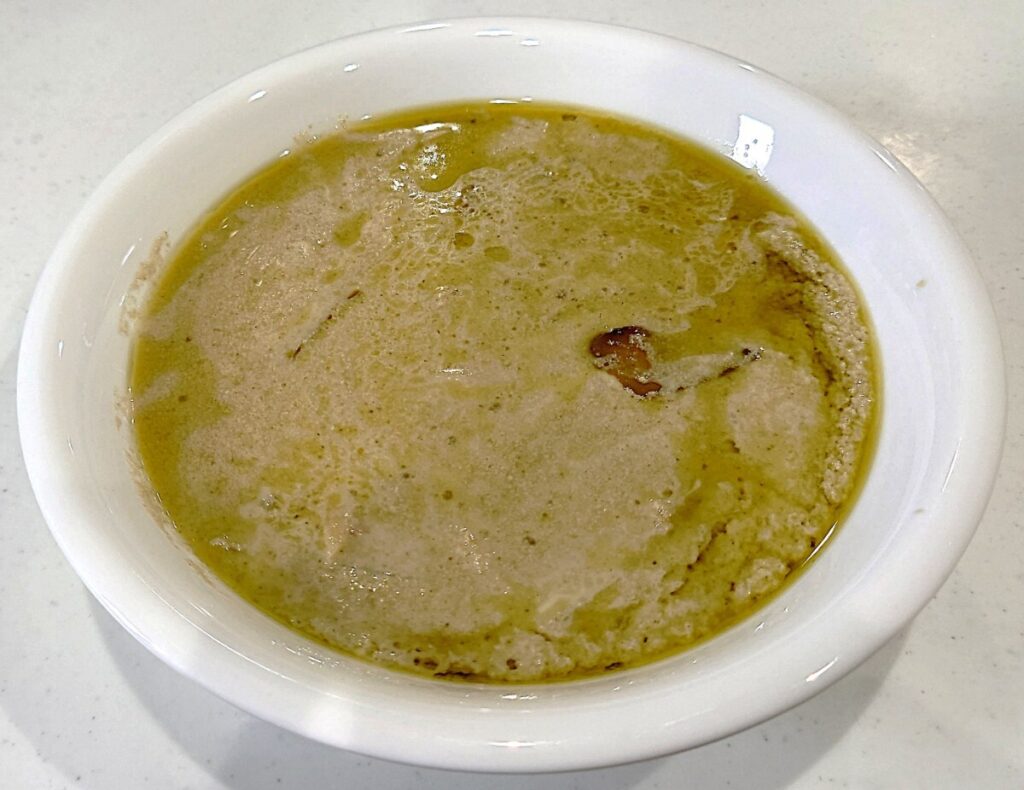 業務スーパー グリーンカレー 缶 中身を取り出したところ。