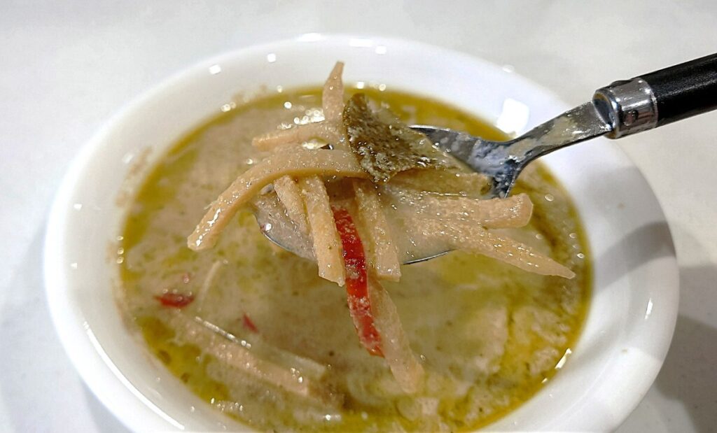 業務スーパー グリーンカレー 缶 スプーンですくったところ。