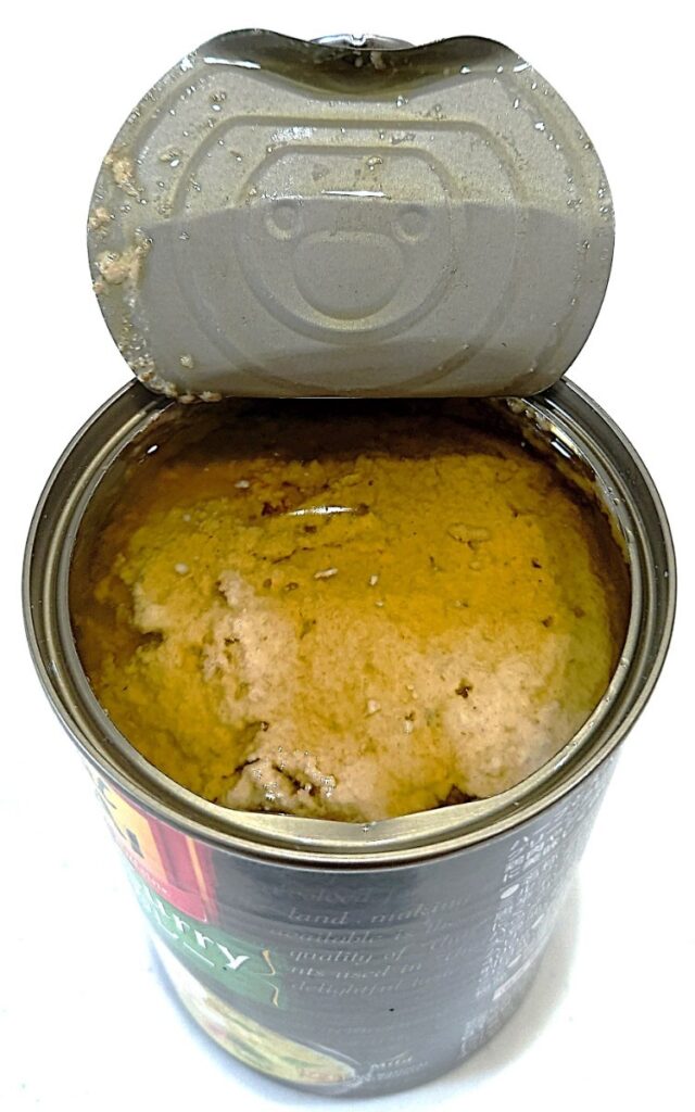 業務スーパー グリーンカレー 缶 開缶したところ。