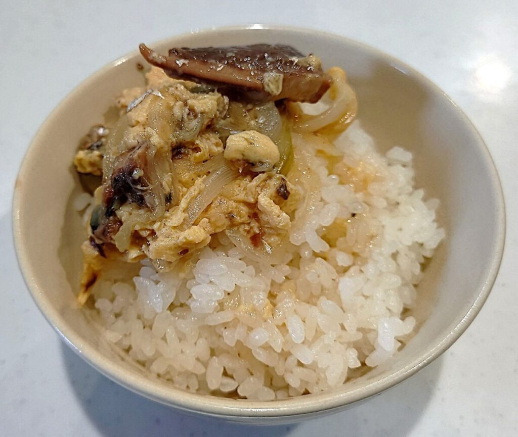 業務スーパー さば 味噌煮缶詰 さば味噌煮缶の卵とじ ごはんの上に乗せても◎
