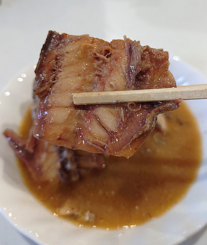 業務スーパー さば 味噌煮缶詰 さばを割った写真