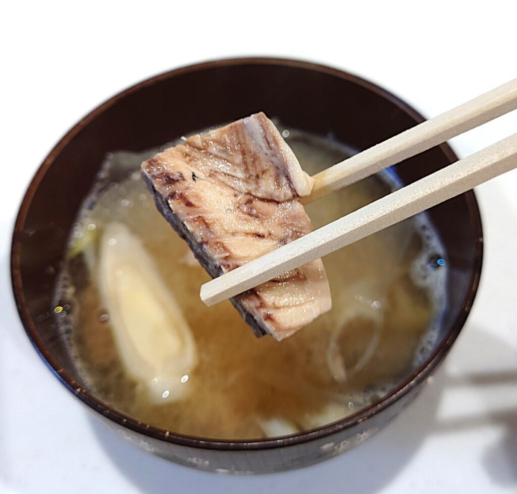 業務スーパー さば 水煮缶 お味噌汁 さばを箸で持ち上げた写真