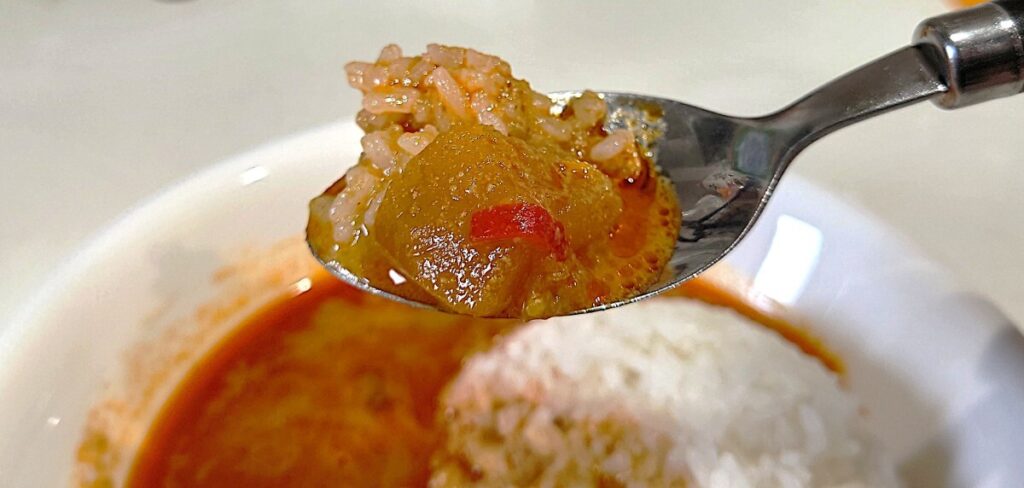 業務スーパー レッドカレー スプーンですくったところ。