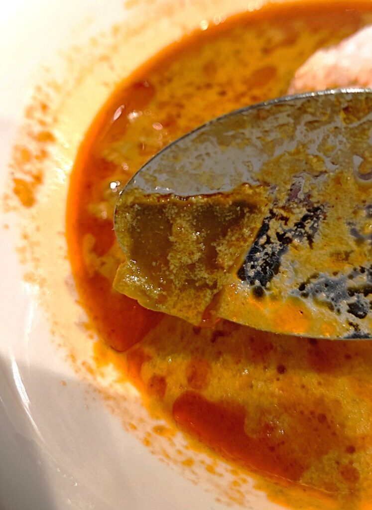 業務スーパー レッドカレー カフェライムリーフ(緑の葉っぱ)は取り除く。