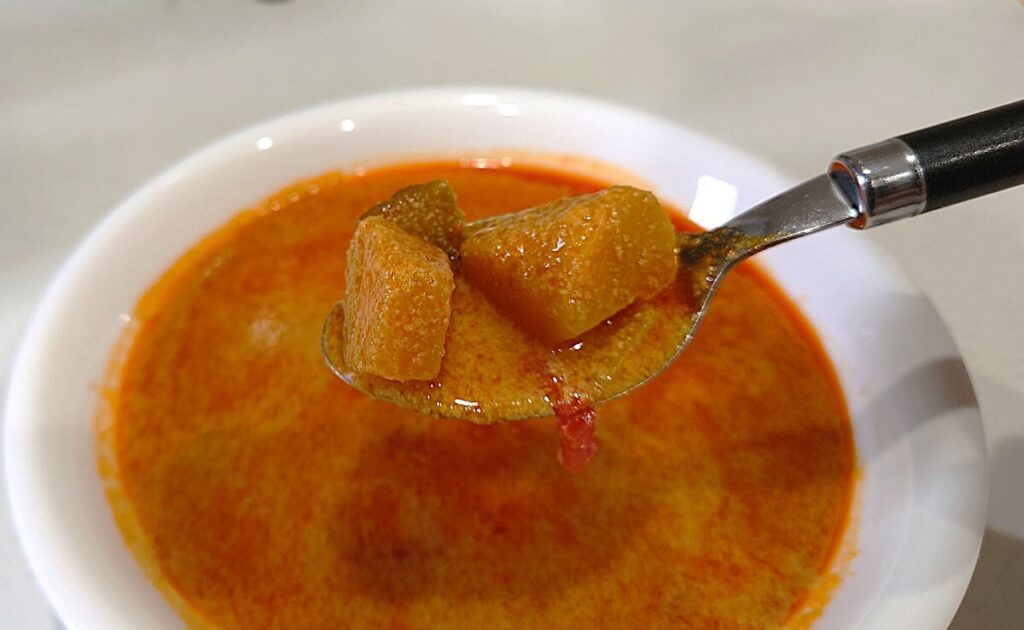 業務スーパー レッドカレー スプーンですくったところ。