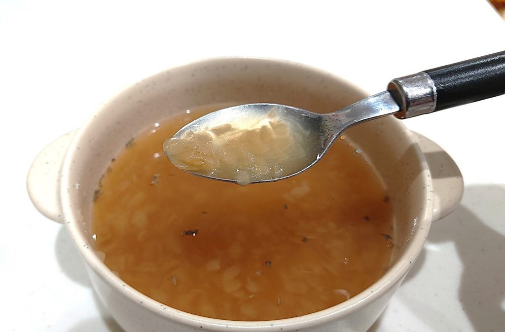 業務スーパー 冷凍 オニオンソテー スプーンですくったところ。