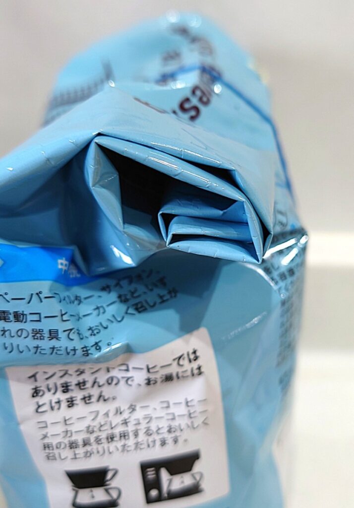 業務スーパー アイス コーヒー ブレンド 粉 袋の口をたたむ