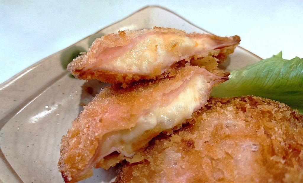 業務スーパー ポテトサラダ ポテト＆チーズのはさみ揚げ 半分にカットした拡大写真