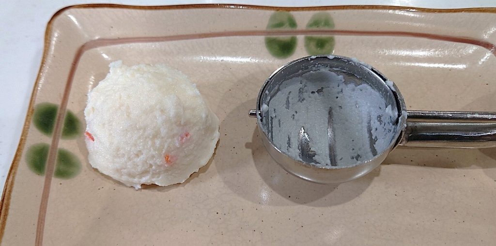 業務スーパー ポテトサラダ アイスディッシャーを使って盛り付けたところ。