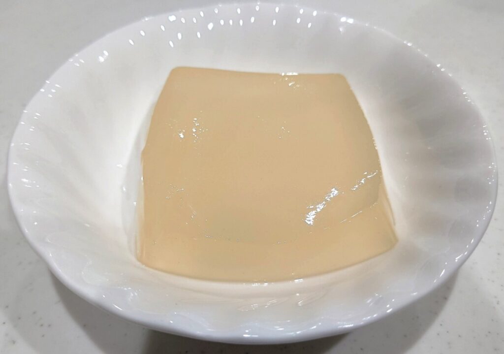 業務スーパー 牛乳パックスイーツ 白桃ゼリー お皿に盛りつけたところ