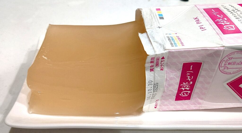 業務スーパー 牛乳パックスイーツ 白桃ゼリー 中身を取り出すところ