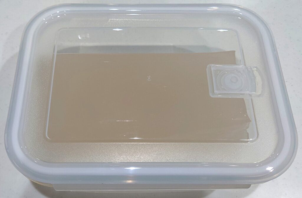 業務スーパー 牛乳パックスイーツ 白桃ゼリー 保存方法 タッパーに収納した写真