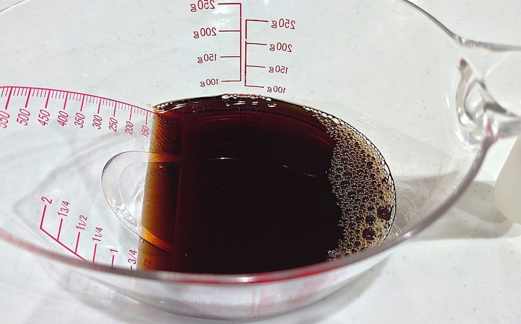 業務スーパー 調味料 つゆの素 原液を計量カップに注いだところ。