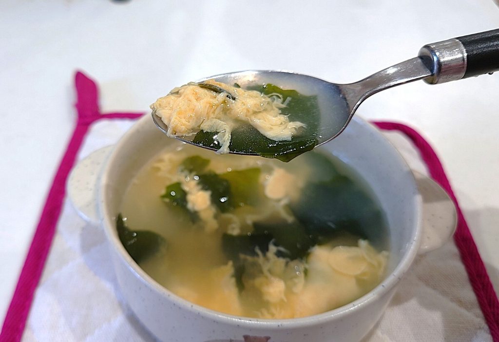 業務スーパー 調味料 鶏ガラスープ 顆粒 スプーンですくったところ。