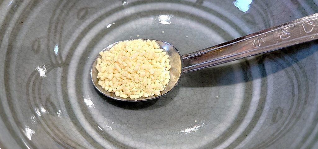 業務スーパー 調味料 鶏ガラスープ 顆粒 中身を取り出したところ。