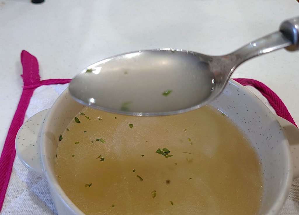 業務スーパー 調味料 コンソメ 粉末 オニオンスープ スプーンですくったところ。