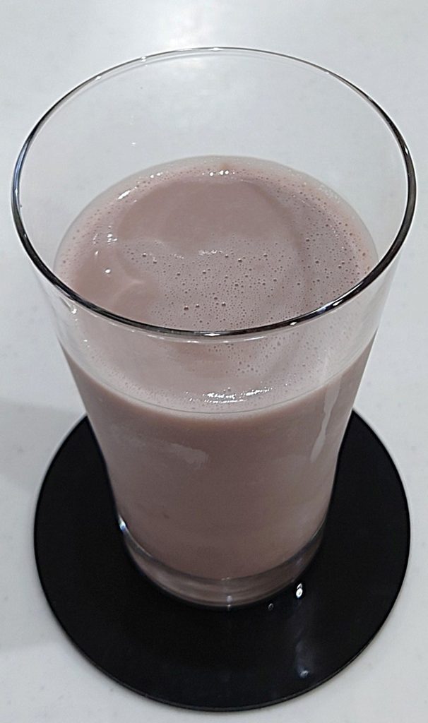 業務スーパー PROTINE Cocoa（プロティーン ココア） コップに注いだところ。