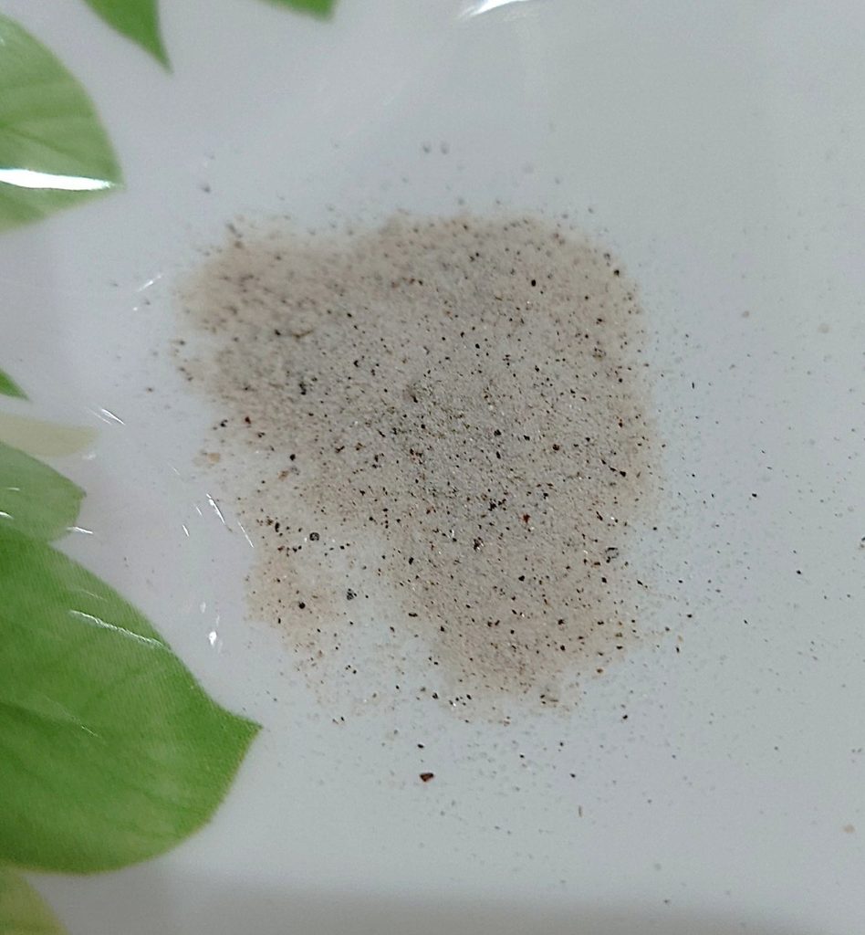 業務スーパー 調味料 味付け塩こしょう お皿に取り出したところ。