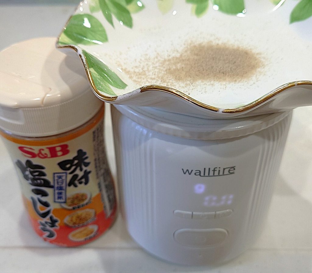 業務スーパー 調味料 味付け塩こしょう 比較 　10回あたりの塩こしょうの量（市販品・小サイズ穴）