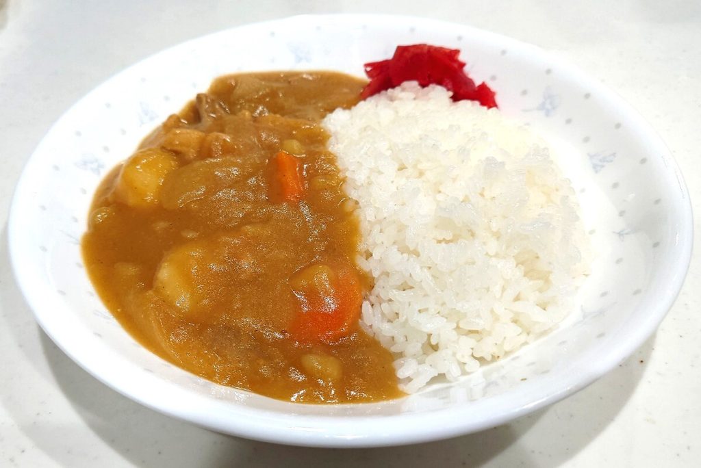 業務スーパー 調味料 特製カレー 甘口 お皿に盛り付けたところ。