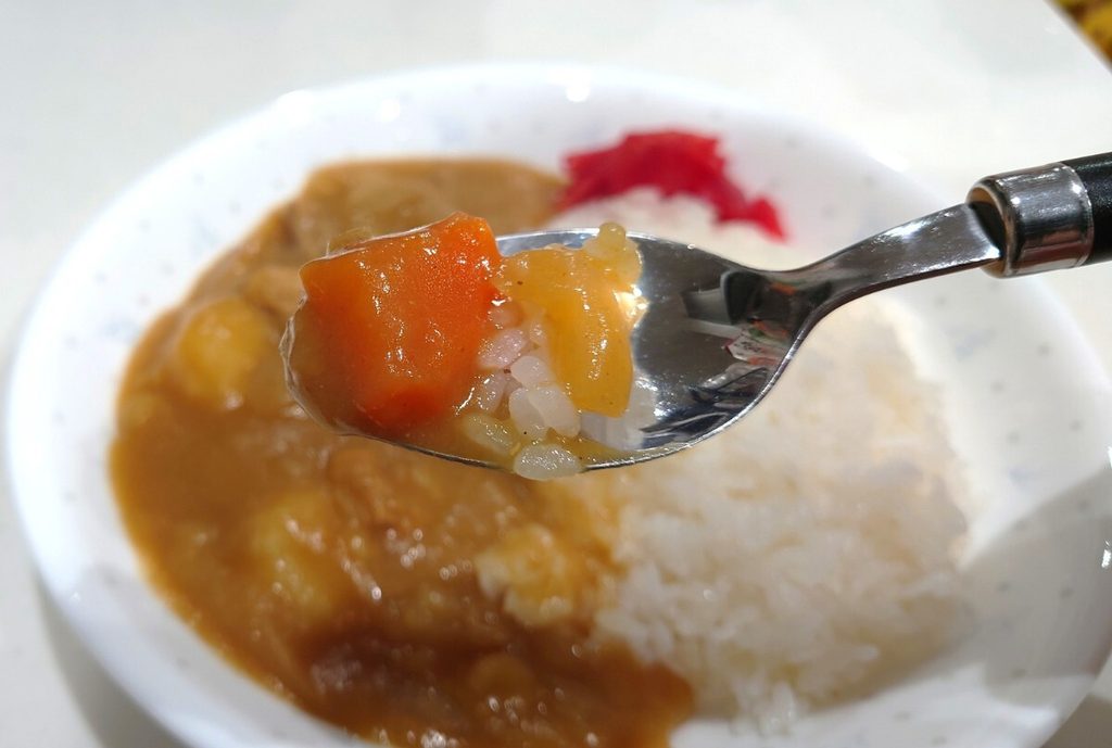 業務スーパー 調味料 特製カレー 甘口 スプーンですくったところ。