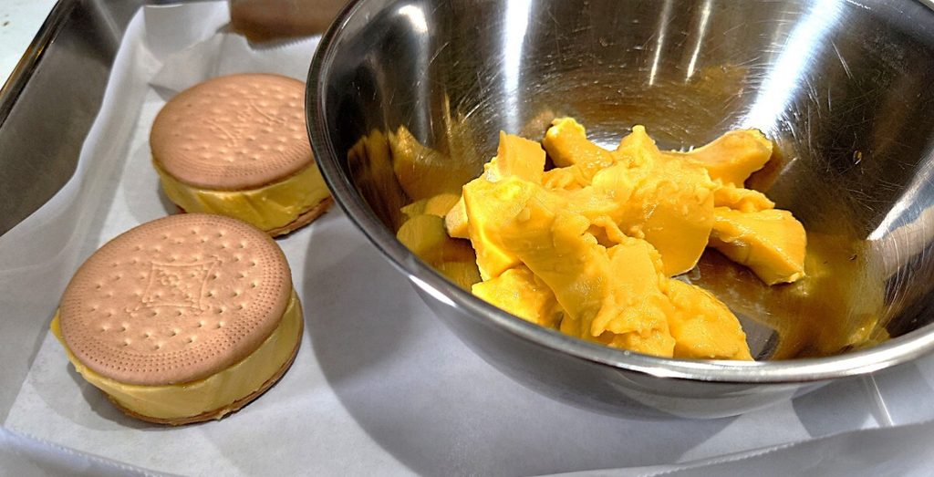 業務スーパー 牛乳パックスイーツ 蜜いもケーキ アイスサンドクッキー 作り方① 2cm厚に切り分けてビスケットで挟み、周りをそぎ落とす