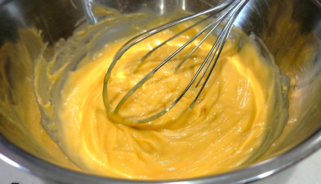 業務スーパー 牛乳パックスイーツ 蜜いもケーキ アイスサンドクッキー 作り方② そぎ落とした密いもケーキを、ホイッパーでムース状にする