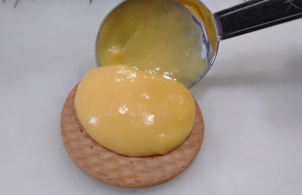 業務スーパー 牛乳パックスイーツ 蜜いもケーキ アイスサンドクッキー 作り方③ ムースを大さじに取り、ビスケットに乗せて挟む