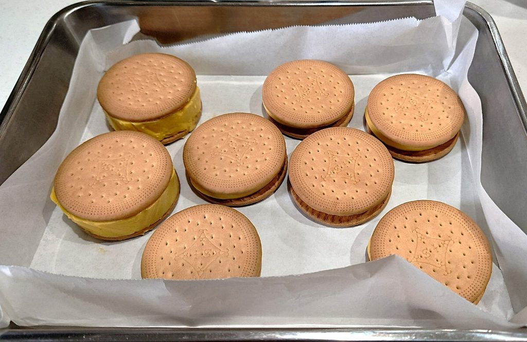 業務スーパー 牛乳パックスイーツ 蜜いもケーキ アイスサンドクッキー 作り方④ クッキングシートを敷いたバットに入れて、冷凍庫で2時間以上冷やす