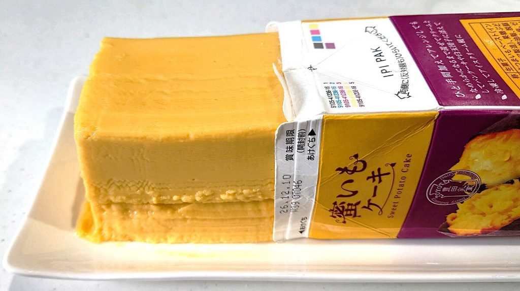 業務スーパー 牛乳パックスイーツ 密いもケーキ 中身を取り出すところ。