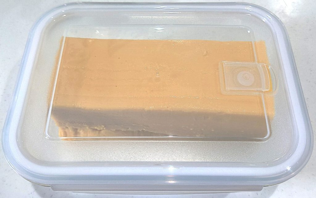 業務スーパー 牛乳パックスイーツ 密いもケーキ 保存方法 タッパーに収納した写真